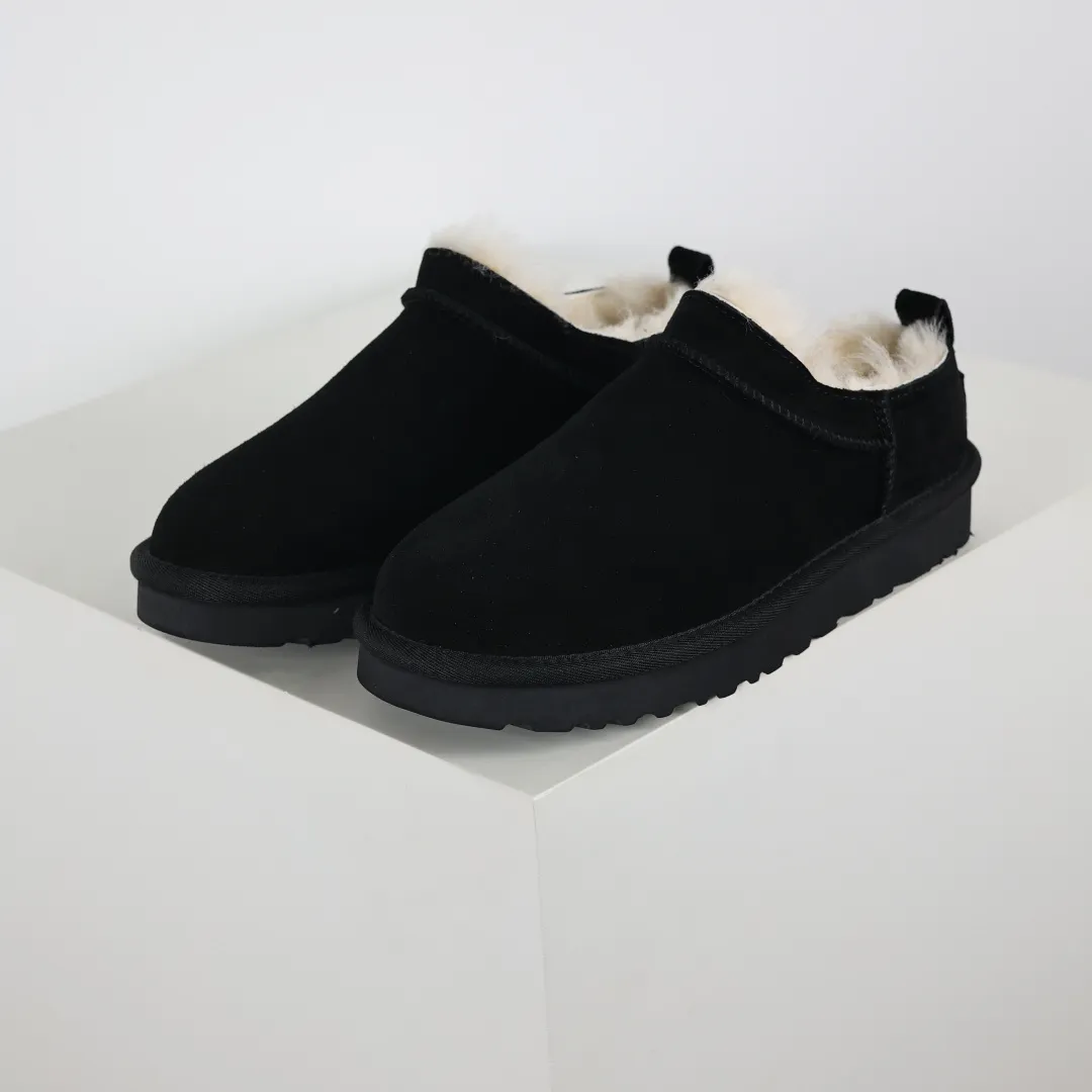 Pick up locally 💰520 Core recommendation Good price Independently developed original outsole, cashmere insole, keeping warm in winter, suitable for home use. In recent years, uug has launched a style series, which is partially skewed towards the preferences of young consumers, and has also been at the forefront of fashion trends. Shoe body material, water-repellent coated suede upper, 17mm UGGPURE™ implanted wool insole, lightweight non-slip and comfortable rubber outsole, with brand LOGO, complete packaging, size: 35 36 37 38 39 40
